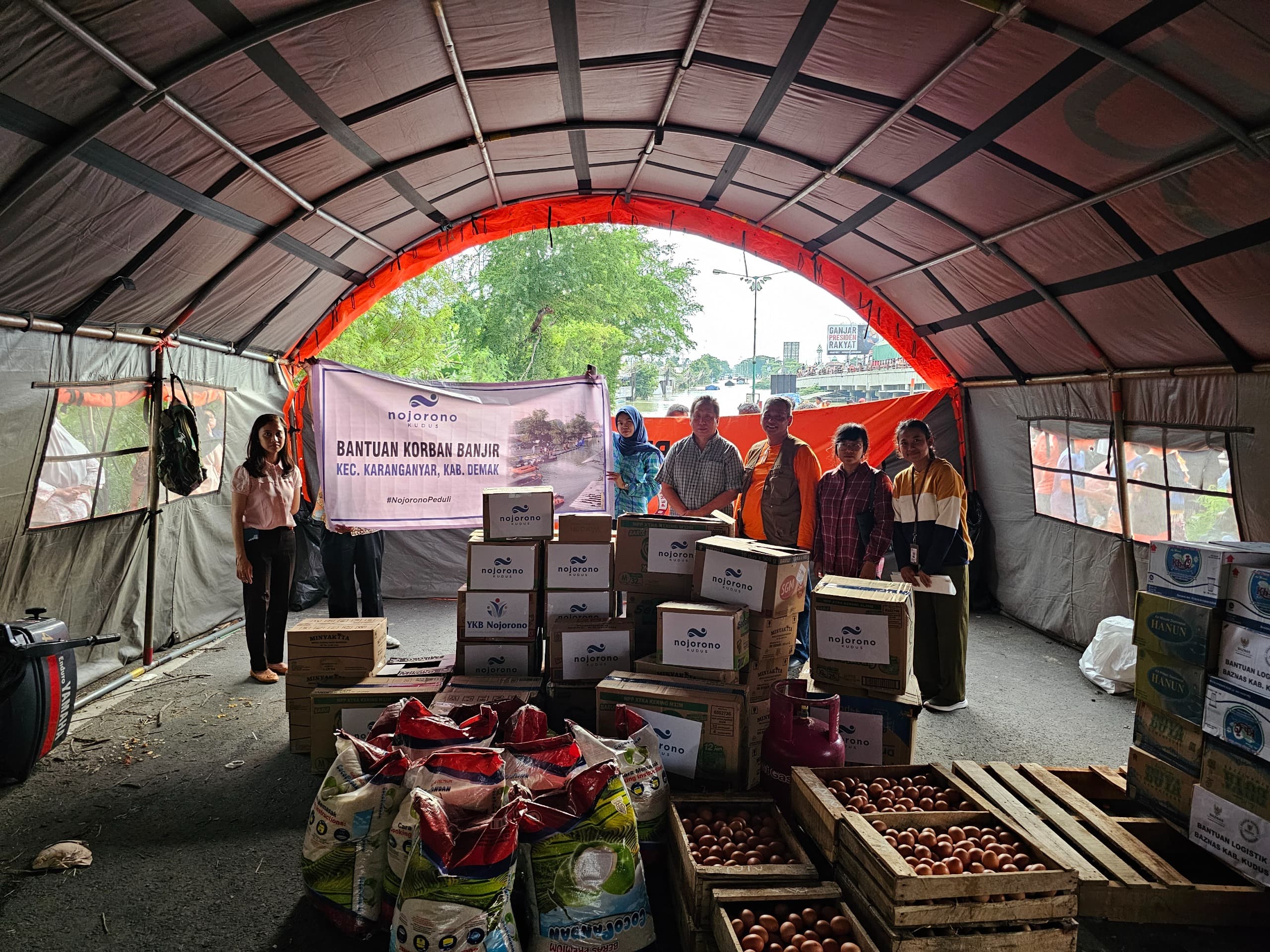 Nojorono Kudus Salurkan Bantuan Sosial untuk Masyarakat Karanganyar Demak yang Terdampak Bencana Banjir