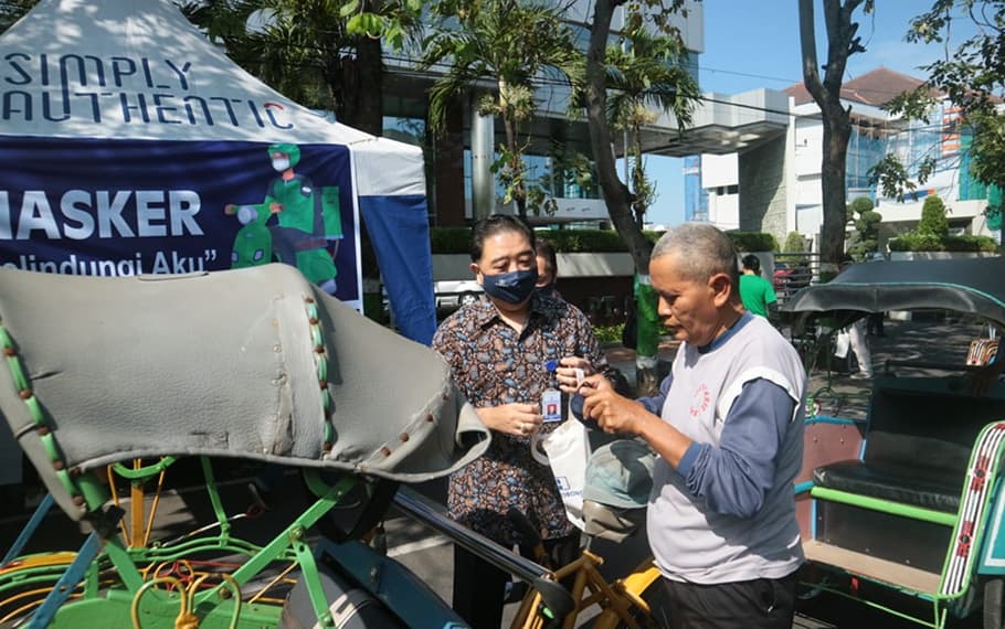 PT Nojorono Bagi 1000 Masker Karya Disabilitas ke Ojol dan Masyarakat sekitar